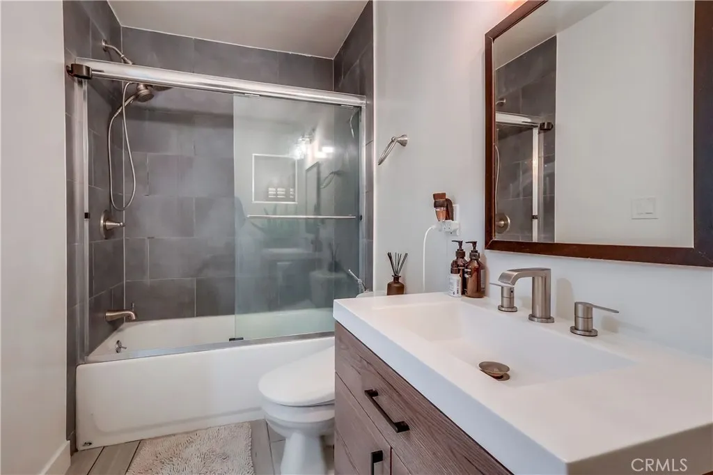 425 S Kenmore Avenue 306, Los Angeles, California 90020 home-pic-8